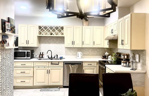 Thornton Casa | Modern 3 bed/2bath Townhome w 2 carports. 65inch TV/Fireplace/Wood Floors