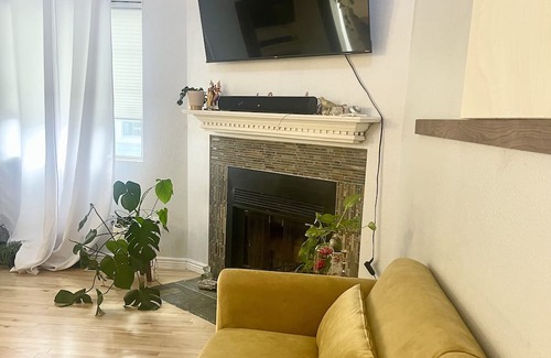 Thornton Casa | Modern 3 bed/2bath Townhome w 2 carports. 65inch TV/Fireplace/Wood Floors