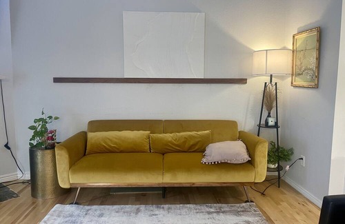 Thornton Casa | Modern 3 bed/2bath Townhome w 2 carports. 65inch TV/Fireplace/Wood Floors