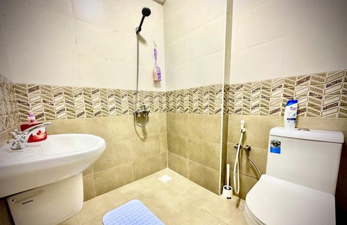 Seeb Apartamento | Bedroom with an attached bathroom, shared kitchen in area with everything around