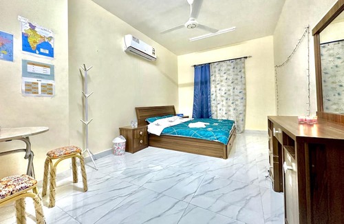 Seeb Apartamento | Bedroom with an attached bathroom, shared kitchen in area with everything around