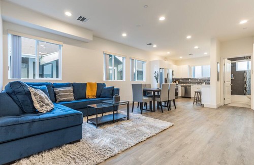 Pico-Union Casa | Periwinkle by AvantStay | Walk to Staples, Rooftop