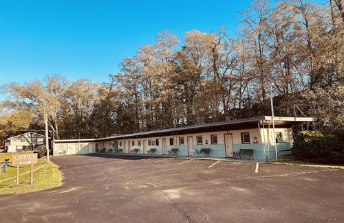 Onalaska Casa | Overlooking Lake Onalaska -- Two Queen beds + bathroom in nostalgic motel