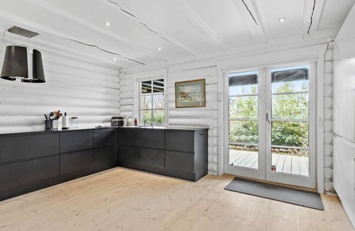 Dronningmolle Casa | Relax in this beautiful log cabin near the beach.