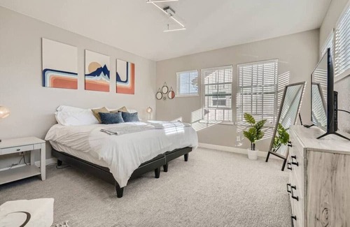 Twin Lakes Casa | Mid-Mod Retreat I Backyard I Game Room I 5 beds