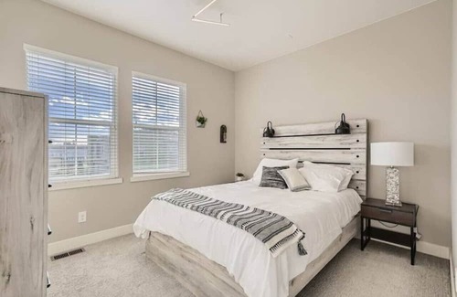 Twin Lakes Casa | Mid-Mod Retreat I Backyard I Game Room I 5 beds