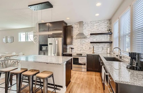 Twin Lakes Casa | Mid-Mod Retreat I Backyard I Game Room I 5 beds