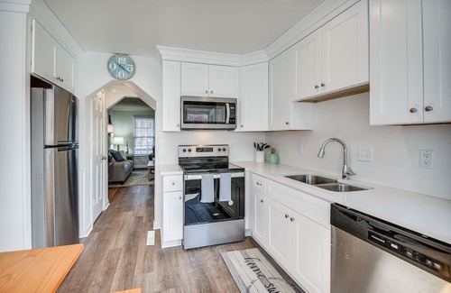 Chic's Beach Condominio | Virginia Beach Condo: 2 Blocks to Ocean!
