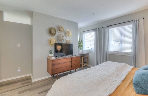 North Capitol Apartamento | Walk to Broadway Riverfront Condo with Pool