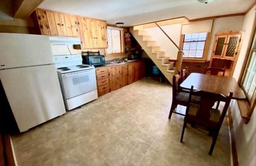 Kents Hill Cabina | Quaint & rustic 2-bedroom camp on Echo Lake