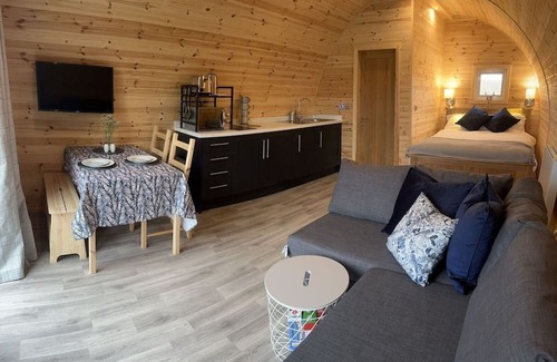 Eyemouth Cabina | Cheviot -luxury pods with Private hot tubs - BBQ -750m to Beach- family friendly