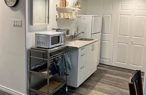 Alliston Casa | The Oake Room - Modern Convenience