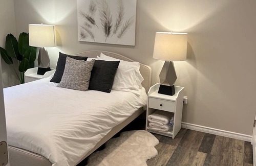 Alliston Casa | The Oake Room - Modern Convenience