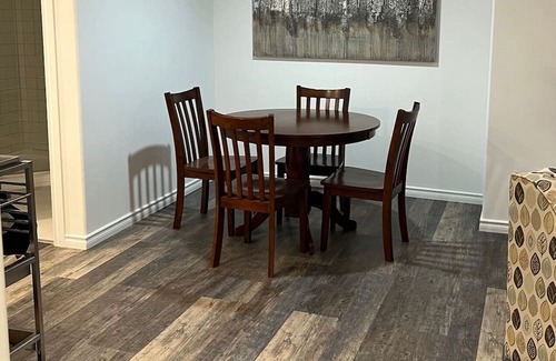 Alliston Casa | The Oake Room - Modern Convenience