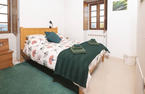 Moitas Otro | Farmhouse 'Yellow House - Casa Amarela' with Mountain View, Shared Pool and Wi-Fi