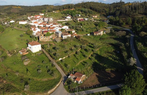 Moitas Otro | Farmhouse 'Yellow House - Casa Amarela' with Mountain View, Shared Pool and Wi-Fi