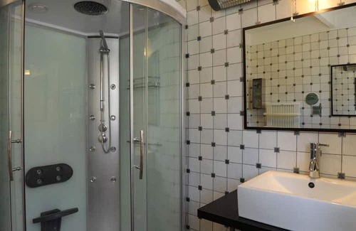 Eaux-Puiseaux Cabaña | Cottage 'La Salle De Danse' with Private Terrace, Wi-Fi and Air Conditioning
