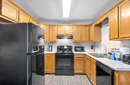 Clarksville Casa | 5 minute to gate 4, pets welcome