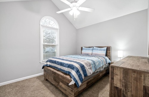 Clarksville Casa | 5 minute to gate 4, pets welcome