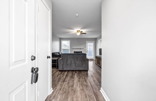 Clarksville Casa | 5 minute to gate 4, pets welcome