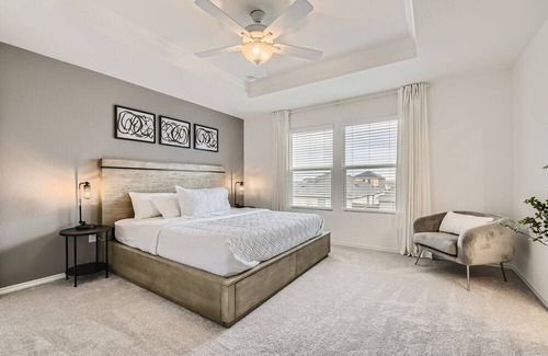 Weston Casa | Long Term, 75in TV, Gym & Peloton, King Bed, Office, Private Yard