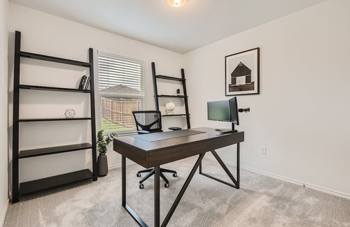 Weston Casa | Long Term, 75in TV, Gym & Peloton, King Bed, Office, Private Yard