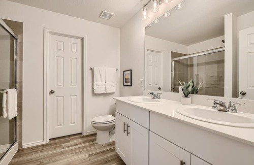 Weston Casa | Long Term, 75in TV, Gym & Peloton, King Bed, Office, Private Yard