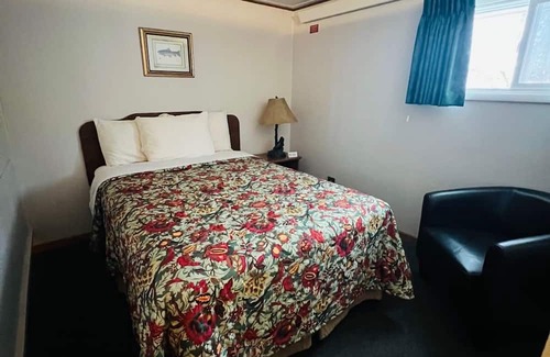 Onalaska Casa | Overlooking Lake Onalaska -- 3 full beds + bath in nostalgic motel