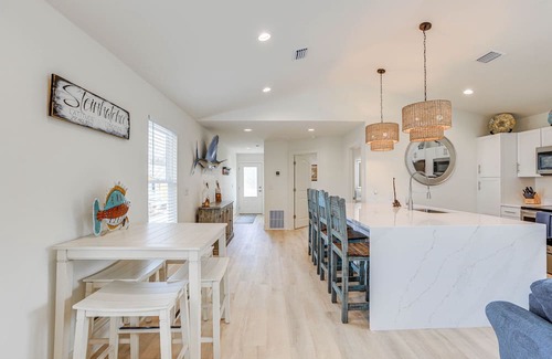 Steinhatchee Cabaña | Bright Steinhatchee Getaway, Walk to River & Dock!