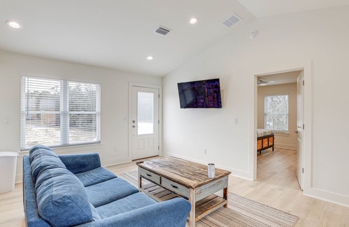 Steinhatchee Cabaña | Bright Steinhatchee Getaway, Walk to River & Dock!