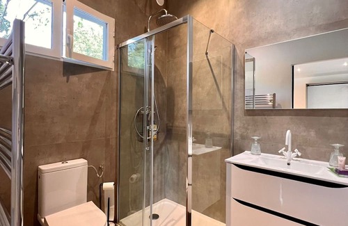 Le Plan-de-Grasse Casa | Charmant Cottage, Confort Douillet au Cœur de la Nature Avec Jacuzzi!