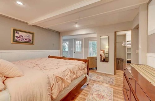 Kerr Gulch Casa | The Red House by the Lake