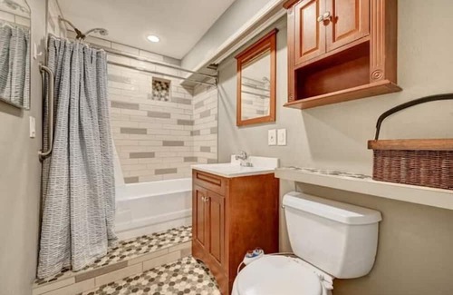 Kerr Gulch Casa | The Red House by the Lake