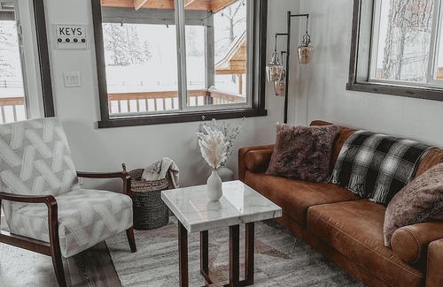 Creston Cabina | Modern Rustic Cabin. 30 Mins from Glacier Park. Mtn Views and Pond Onsite