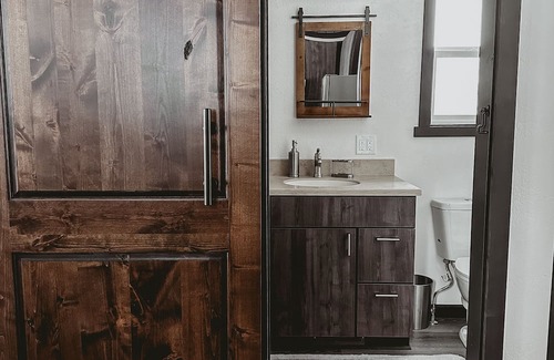 Creston Cabina | Modern Rustic Cabin. 30 Mins from Glacier Park. Mtn Views and Pond Onsite