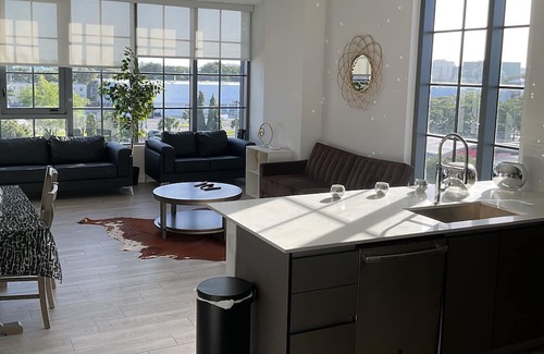 Wynwood Art District Condominio | Luxury family sized condo.Restaurants and shopping right outside your door.