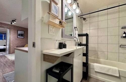 North Central Edmonton Apartamento | Self-check-in/Full kitchen/Pet-Friendly/Parking