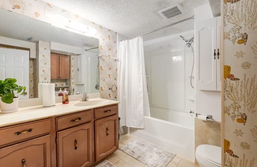 Northwest Calgary Casa | Timeless Tranquility 2BR Suite near the Airport