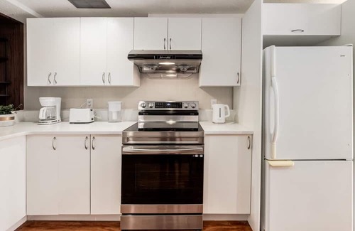 Northwest Calgary Casa | Timeless Tranquility 2BR Suite near the Airport