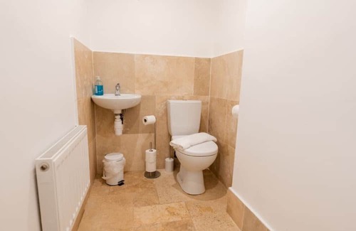 Tarvin Casa | Stylish & modern terraced home | Sleeps up to 11