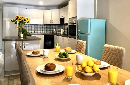 Tarvin Casa | Spacious and stylish accommodation - sleeps 15
