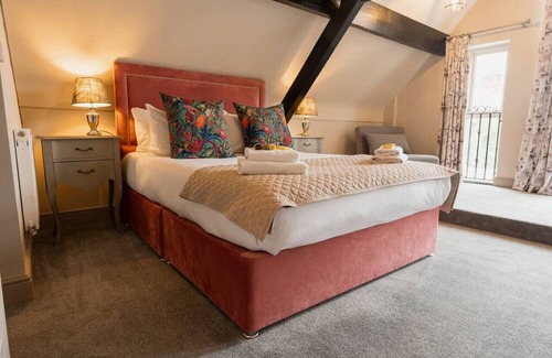 Tarvin Casa | Spacious and stylish accommodation - sleeps 15