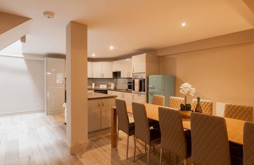 Tarvin Casa | Spacious and stylish accommodation - sleeps 15