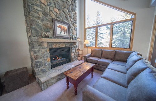 Mountain House Casa | Walk to ski slopes! Private hot tub and garage!