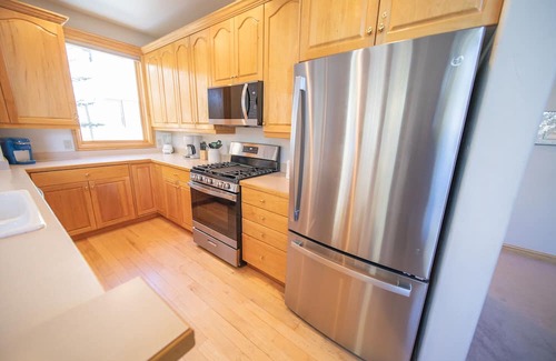 Mountain House Casa | Walk to ski slopes! Private hot tub and garage!