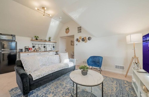 Brewers Hill Apartamento | Modern 2BR Gem: Stylish Retreat
