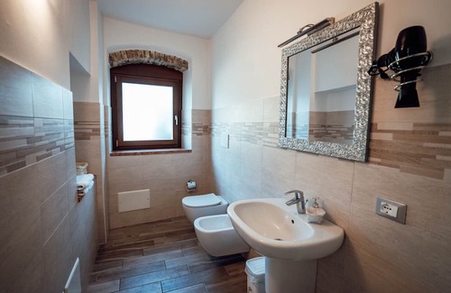 Costermano Apartamento | Apartment 'Corte Isabel Rustico' with Shared Pool and Wi-Fi