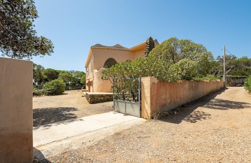 Sant'Antioco Casa | Holiday Home 'Fronte Mare Azzurro' with Sea View, Shared Garden and Wi-Fi