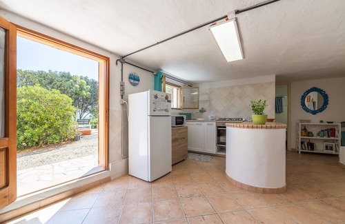 Sant'Antioco Casa | Holiday Home 'Fronte Mare Azzurro' with Sea View, Shared Garden and Wi-Fi