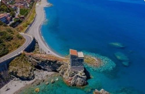 Sant'Angelo di Brolo Casa | Holiday Home 'Arcaloro Resort Rooms Infinito' with Sea View, Wi-Fi and Air Conditioning